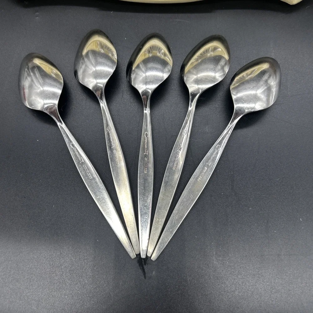 Oneida Venetia Community Stainless Flatware Set 30 piece w/tray SEE DETAILS
